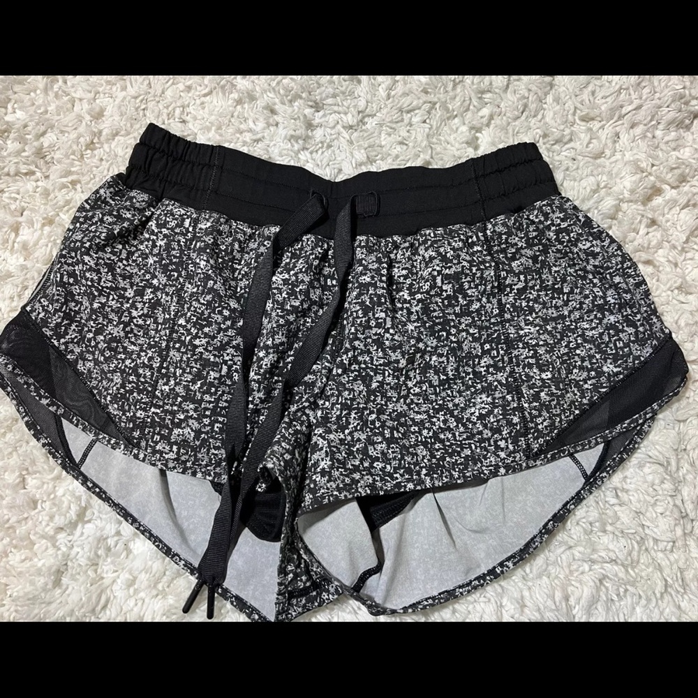 LULULEMON HOTTY HOT 2 1/2” SHORTS 
Daisy Dust Alpine White Black